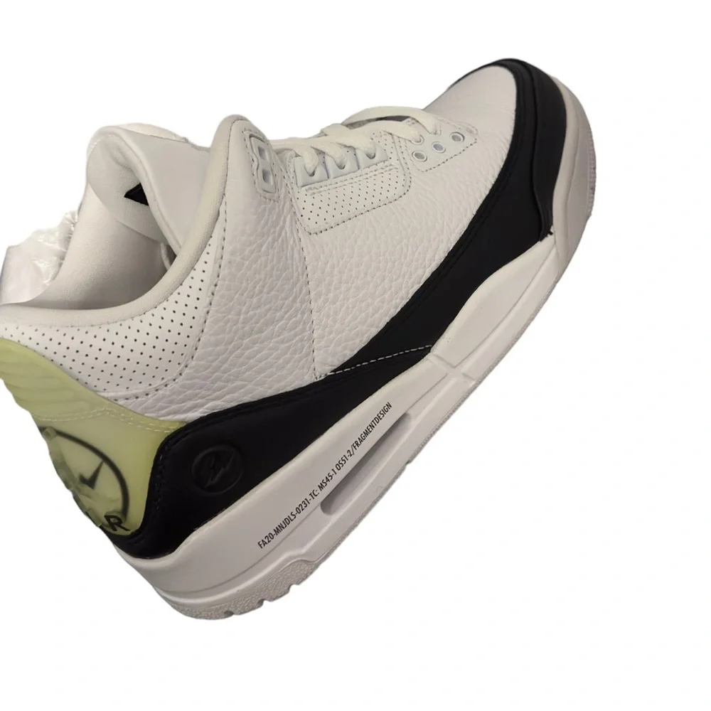 Jordan 3 retro Fragment (yellowing heel tab) Men’s 7/Women’s 9